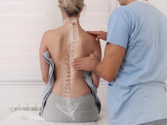 Quelle est la différence entre un kinésithérapeute, un chiropracteur et un ostéo ?